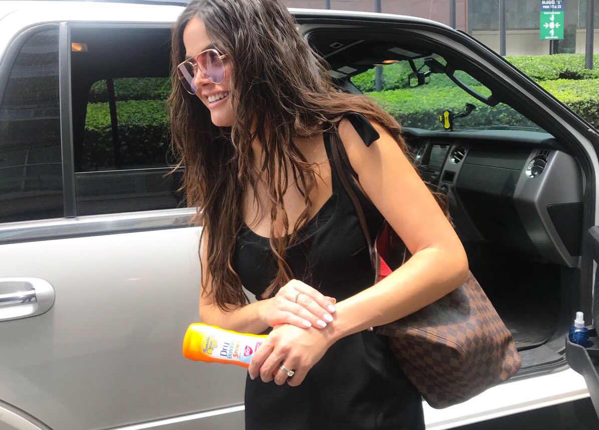 marisolglzz's tweet photo. Llegando de mi llamado a disfrutar de la familia❤y lo que siempre me acompaña y llevo a todos lados es mi protector solar de rápida absorción para poder disfrutar del sol en cualquier momento ☀😘#sportsmom #drybalance #bananaboat https://t.co/caTQO4hymY