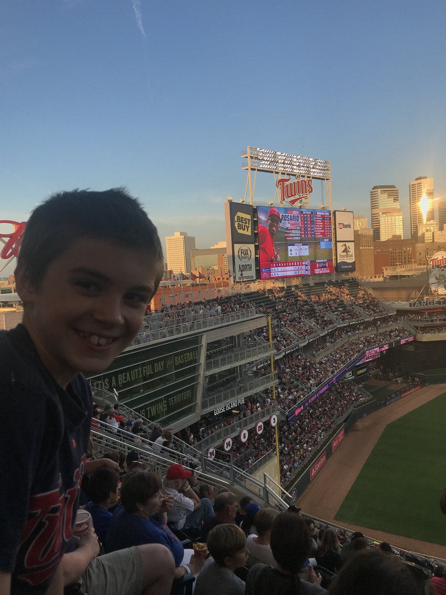 #Twinspics Pic with his BFF Eddie 😂