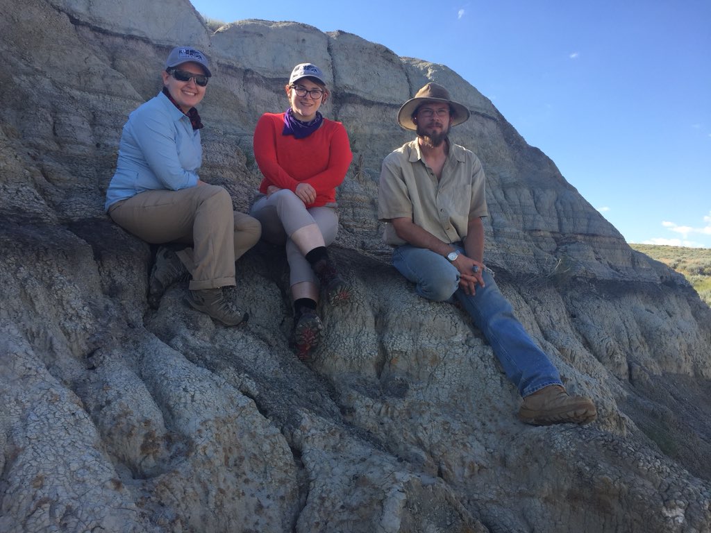 MesozoicMuse's tweet photo. Today, #ROMHellCreek paid a visit to the K-T boundary, the geological marker between the Cretaceous and the Tertiary, meaning the end of the dinosaur extinction (minus birds). https://t.co/xolxjGvxDH
