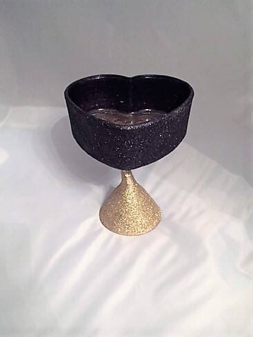 Gothic Wedding Decor  #etsy #weddingtabledecor #heartdish #glitterpartydecor #gothicwedding #xmasinjuly #weddingdecor #glittercenterpiece #fridaythe13 #fridaythe13th #partytabledecor  etsy.me/2zFoZUs