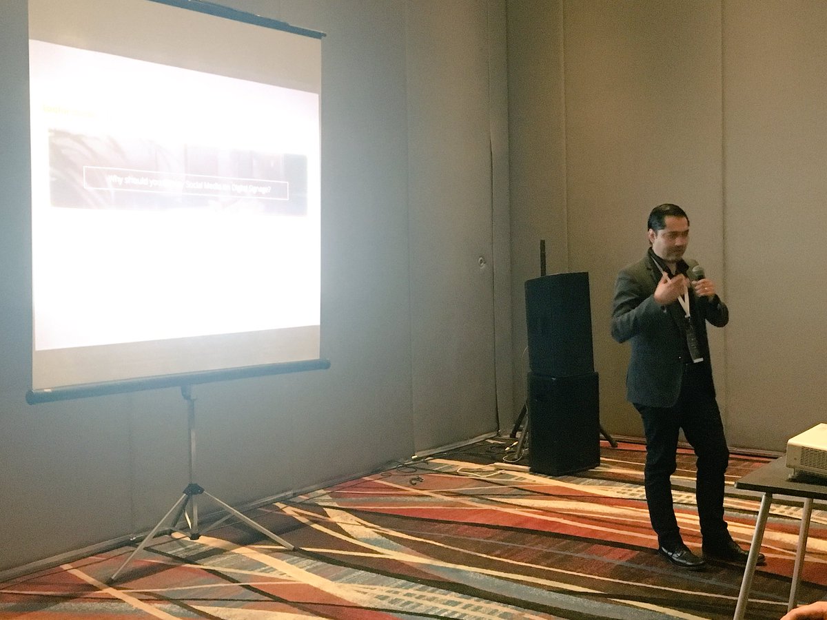 EntixNegocios's tweet photo. David Enríquez de @soydifraxion nos comparte las ventajas de integrar #socialmedia y #digitalsignage durante el taller de #MarketingDigital en #entix2018. https://t.co/7dK8Uj36Ip