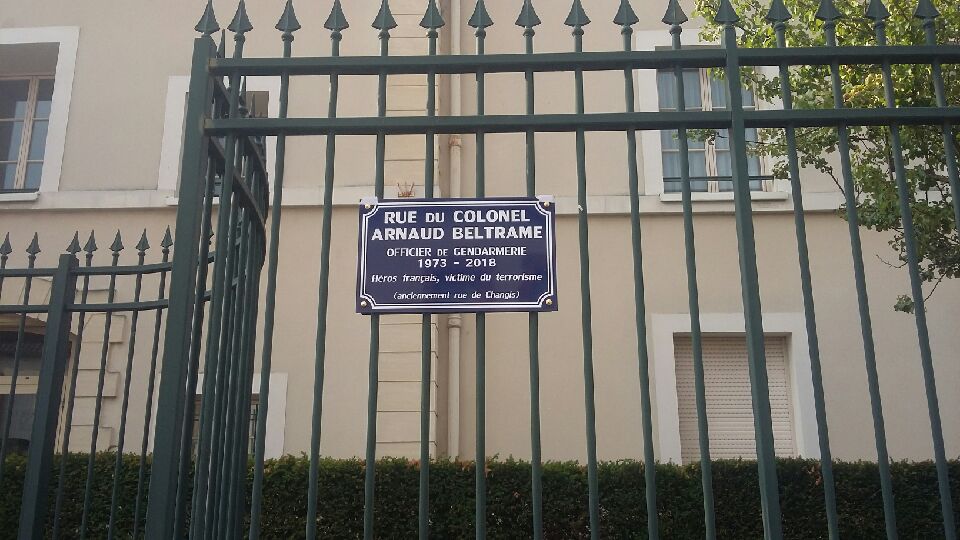 Prefet77's tweet photo. Laura Reynaud #SPProvins à l'inauguration de la rue Arnaud #Beltrame en présence du commandant du groupement de la @Gendarmerie #GGD77 puis visite du bal des pompiers @Sdis77 à @villeprovins https://t.co/VwCflRPAvu