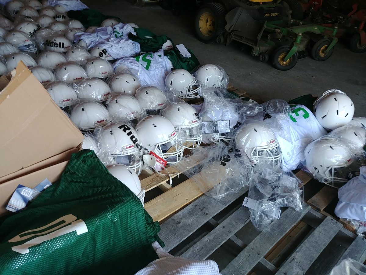 BKeckRiddellguy's tweet photo. In Mogadore this morning fitting up the Wildcats in their new Riddell gear. Small town Ohio High School Football at it's absolute finest. Good Luck to @CoachAdorni and the Cats. #FitRight #ReducetheRisk #FitRiddell https://t.co/DDirLxA5Ha