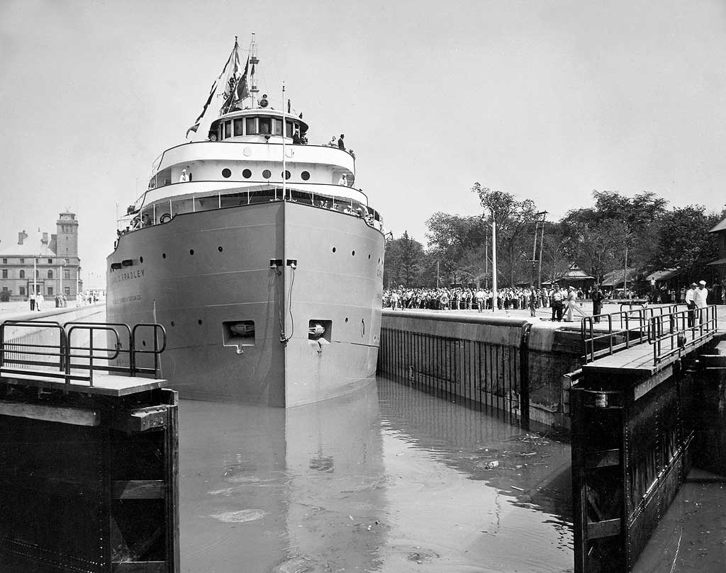 WesLakesAuthor's tweet photo. July 11, 1943, just 15 months after work began the McArthur Lock at Sault Saint Marie was opened. Today- they say it'll be 10 years to built a new lock at the Soo. Things moved faster in WWII https://t.co/0L6AGIdA6u