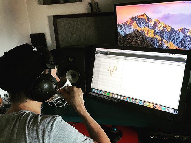 PabloUribeMusic's tweet photo. Feliz tarde desde el estudio ✊🎧 grabando unos temas pa #londres 🎼 
#productormusical #productorcolombiano #musicpro #protools #vocaline https://t.co/nzyk4aeHPK https://t.co/QMt6DrRWpI