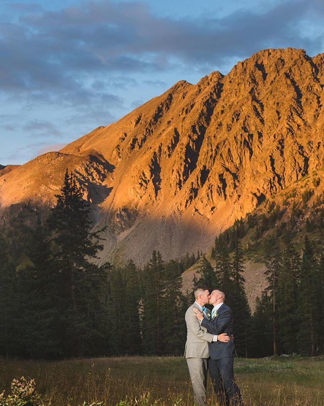 outfrontmagazne's tweet photo. #FallbackFriday to our gorgeous #WeddingIssue and the amazing photos @fromthehipphoto provided for us! Look at that view!
#LoveIsLove #FromTheHip #Denver #Photographers https://t.co/e6wBGV13e7 https://t.co/sx6Ock2nLQ