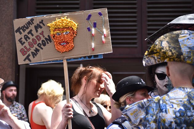 chelsea21's tweet photo. Some of my favorite signs from #LondonProtest 💙🇬🇧 cannot wait to see the #ScotlandProtests against Cheeto Hitler, especially with their names for Drumpf like weaselheaded fucknugget.
#FuckTrump https://t.co/zITNEKYj4o