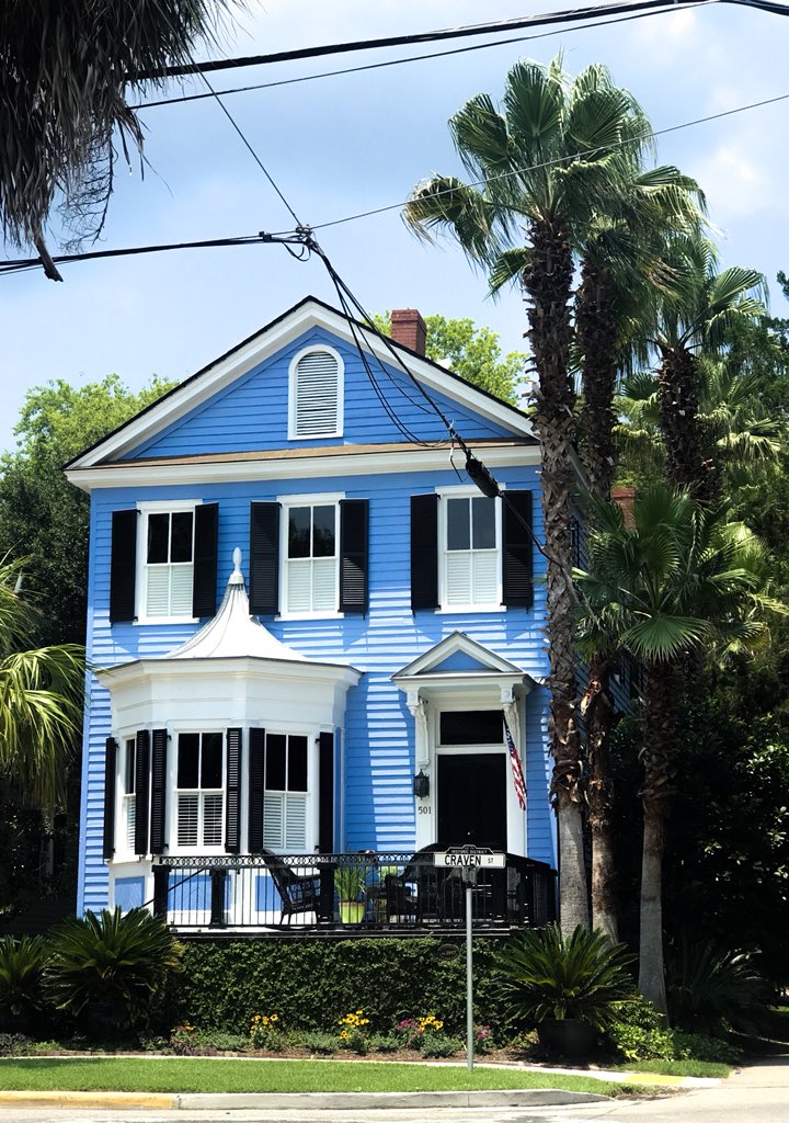 tattedbrunettez's tweet photo. Okay, but this periwinkle blue house is just gorgeous 😍🤤💙 #HistoricFinds https://t.co/LovwX63aA5