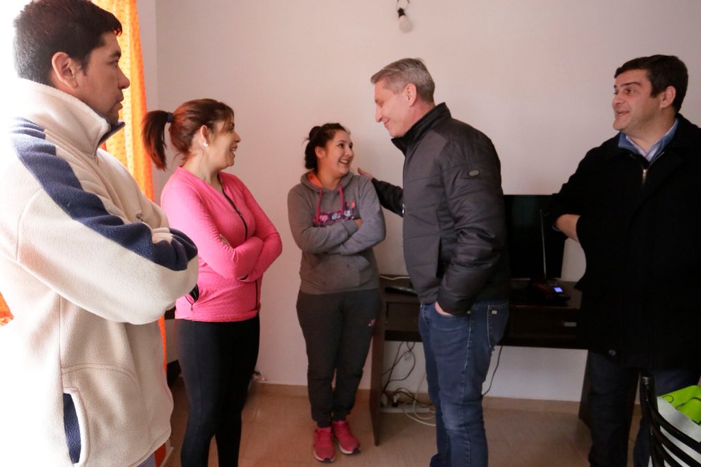 arcionimariano's tweet photo. Hace una semana 12 familias de #Gaiman concretaron el sueño de la casa propia. Hoy visité a Cristina Alcamán, a Yanina Owen y Germán Reyes, personas que son un claro ejemplo del esfuerzo que pone cada chubutense para salir adelante. https://t.co/5itxiYK8bc