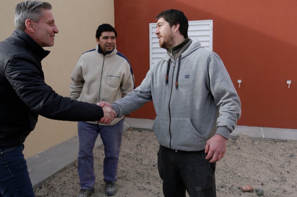 arcionimariano's tweet photo. Hace una semana 12 familias de #Gaiman concretaron el sueño de la casa propia. Hoy visité a Cristina Alcamán, a Yanina Owen y Germán Reyes, personas que son un claro ejemplo del esfuerzo que pone cada chubutense para salir adelante. https://t.co/5itxiYK8bc