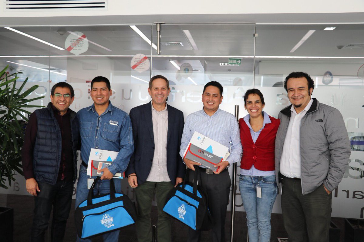 Jorge_Olazabal's tweet photo. ¡Emprender nuevas ideas siempre es un reto! Aquí con los colaboradores de @CaliddaPeru que ganaron el concurso #CaliInnova ¡Buen viaje muchachos! #SeleccionCalidda #UnSoloGranEquipo https://t.co/l4hO77tDN7