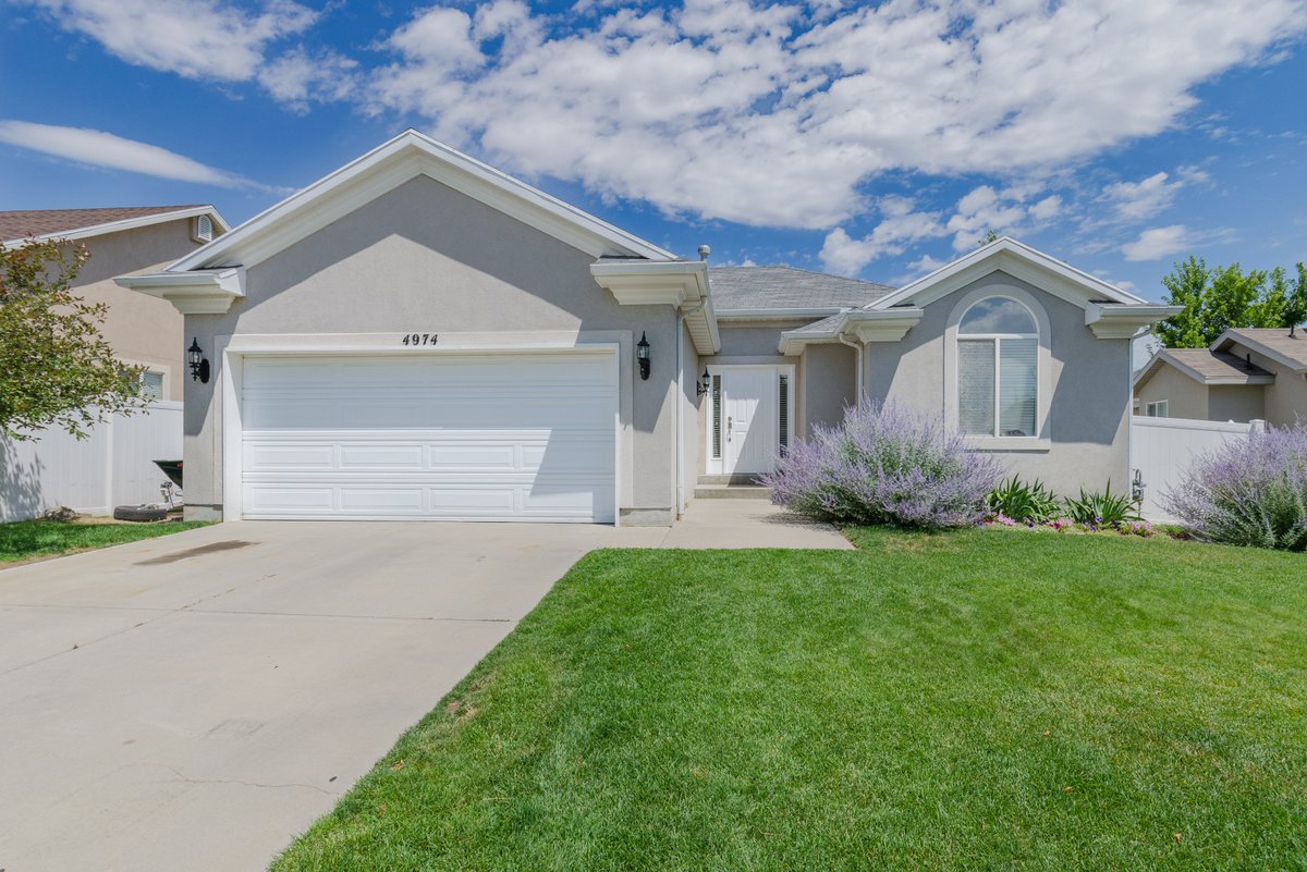 SoldByAnAngel's tweet photo. This spotless rambler in Riverton may just be the one you or someone you know is looking for!  Gorgeous upstairs and tons of potential downstairs, check the 3D tour! https://t.co/oTPSz4mTaV https://t.co/AXCTDaCKbN