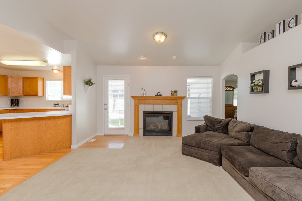 SoldByAnAngel's tweet photo. This spotless rambler in Riverton may just be the one you or someone you know is looking for!  Gorgeous upstairs and tons of potential downstairs, check the 3D tour! https://t.co/oTPSz4mTaV https://t.co/AXCTDaCKbN