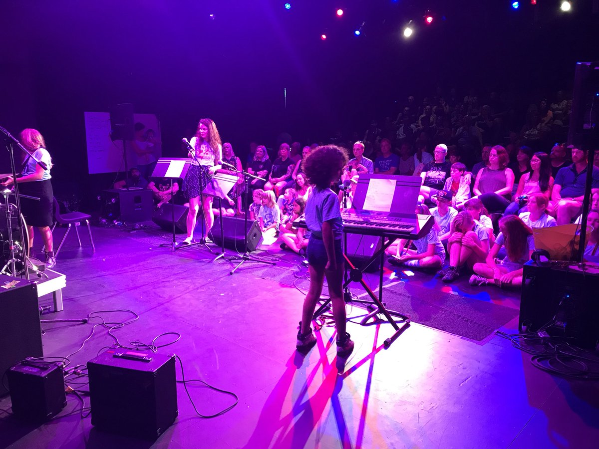 Londongrc's tweet image. It’s happening! Showcase #2 of camp!! Everyone is killing it!! #camprules #pinkfluffyunicorns @FanshaweSPDA @JUNOSLdn @chrwradio @CBCLondon