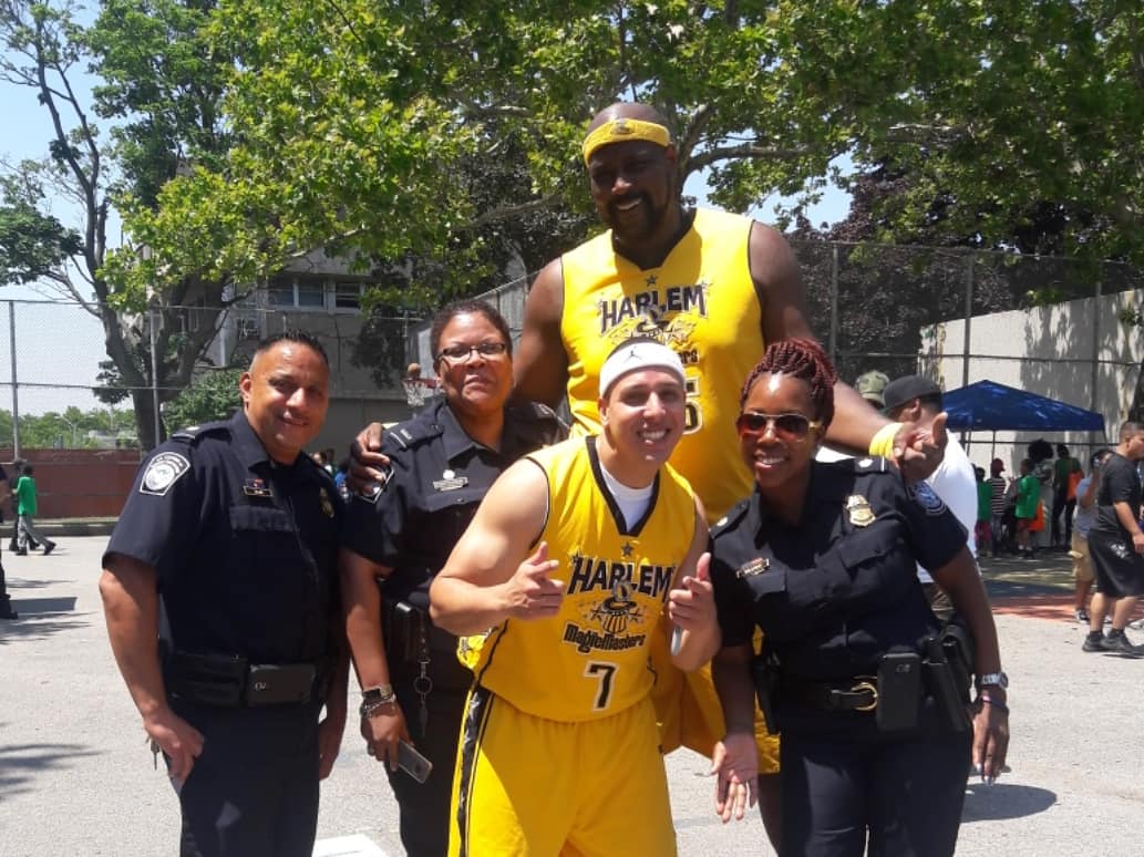 NYPD113Pct's tweet photo. This is what neighborhood Policing is all about. #BuildingBridges & #Closinggaps to make a difference through partnership, trust & respect #113NCO #Youth #DVO #CommAffairs #CommunityResidents. @CBPNewYorkCity @NYPDauxiliary @DistCouncil37 & @HarlemMagicmast you Rockโค๐ https://t.co/d2ir5tvFq0