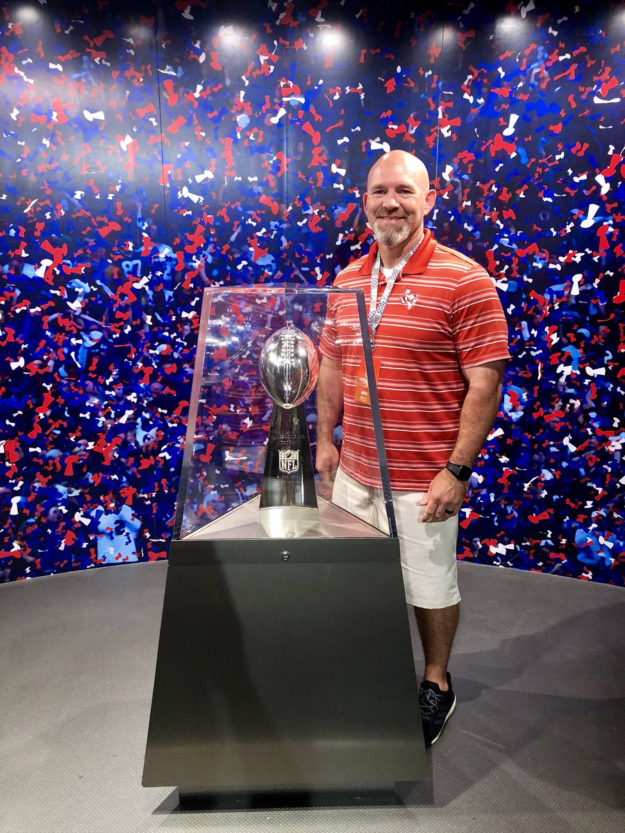 HollyKay2141's tweet photo. Charlieโs favorite thing so far... of course!! @NFLExperience ๐๐โค๏ธ #CelebratingCharlie ๐#FortyandFabulous https://t.co/Ze17PYUFHN