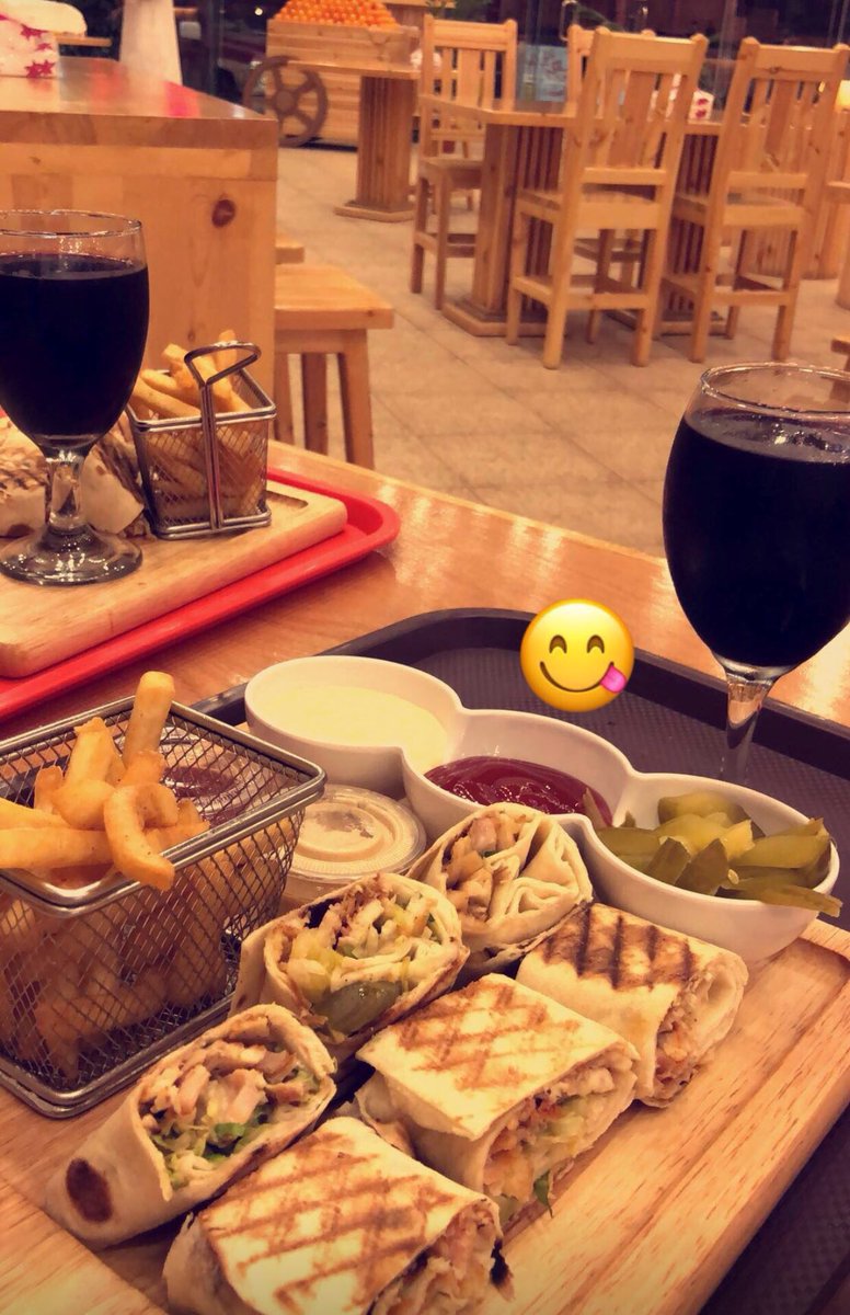 jamoolrest's tweet image. #افضل_تصوير_لك

#جمول_للعصائر_والشاورما 

#شاورما العربي من جمول طعم لا مثيل له
قص اللحم او الدجاج من #جمول المصنوعة من اجود انواع اللحم بالصمون الحجري العراقي 😉😋👌🏼
#حفرالباطن