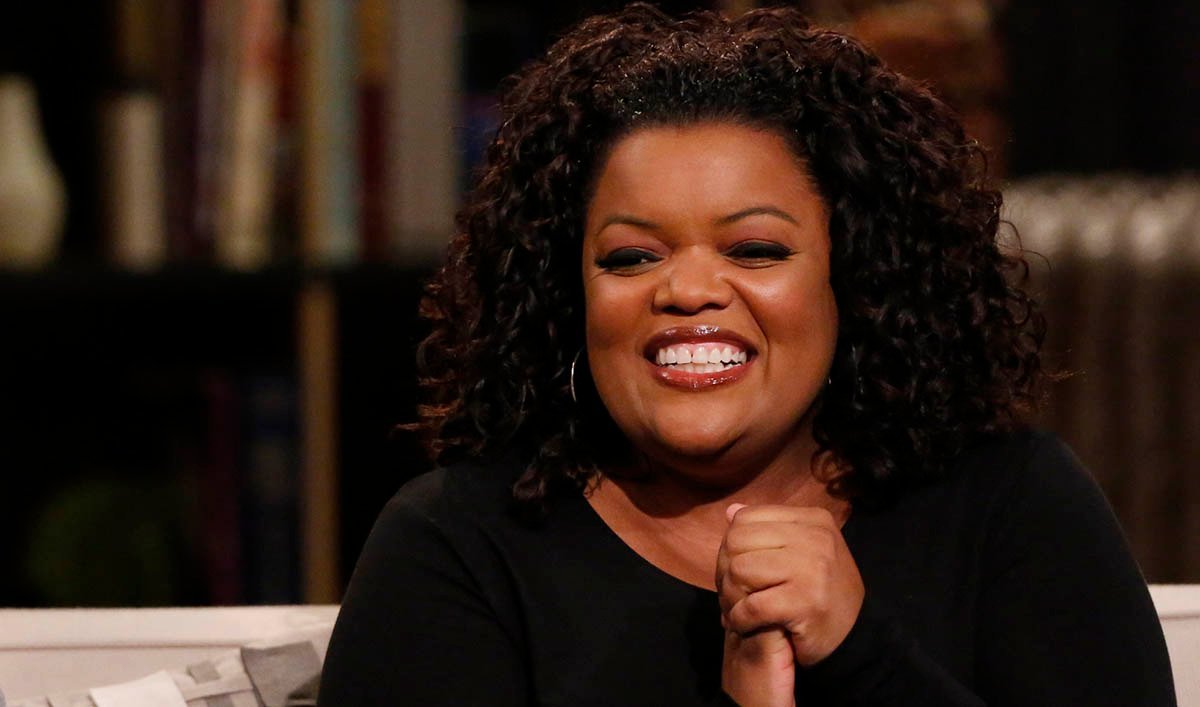 NewsOfTheDead's tweet photo. Yvette Nicole Brown is officially hosting Talking Dead after #TheWalkingDead episodes while the Chris Hardwick situation is investigated. https://t.co/fD0NWaVTbF https://t.co/T1JNPOAoGR