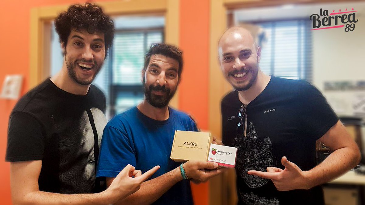 LaBerrea_radio's tweet image. 🎉😊REPARTIENDO FELICIDAD
Ayer Antonio Mangas, premiado en nuestro #ConcursoBerreico con una #RaspberryPi3b, pasó a recoger su premio por los estudios centrales de LaBerrea89
Mirad que carita de felicidad puso cuando le dimos el cacharro!