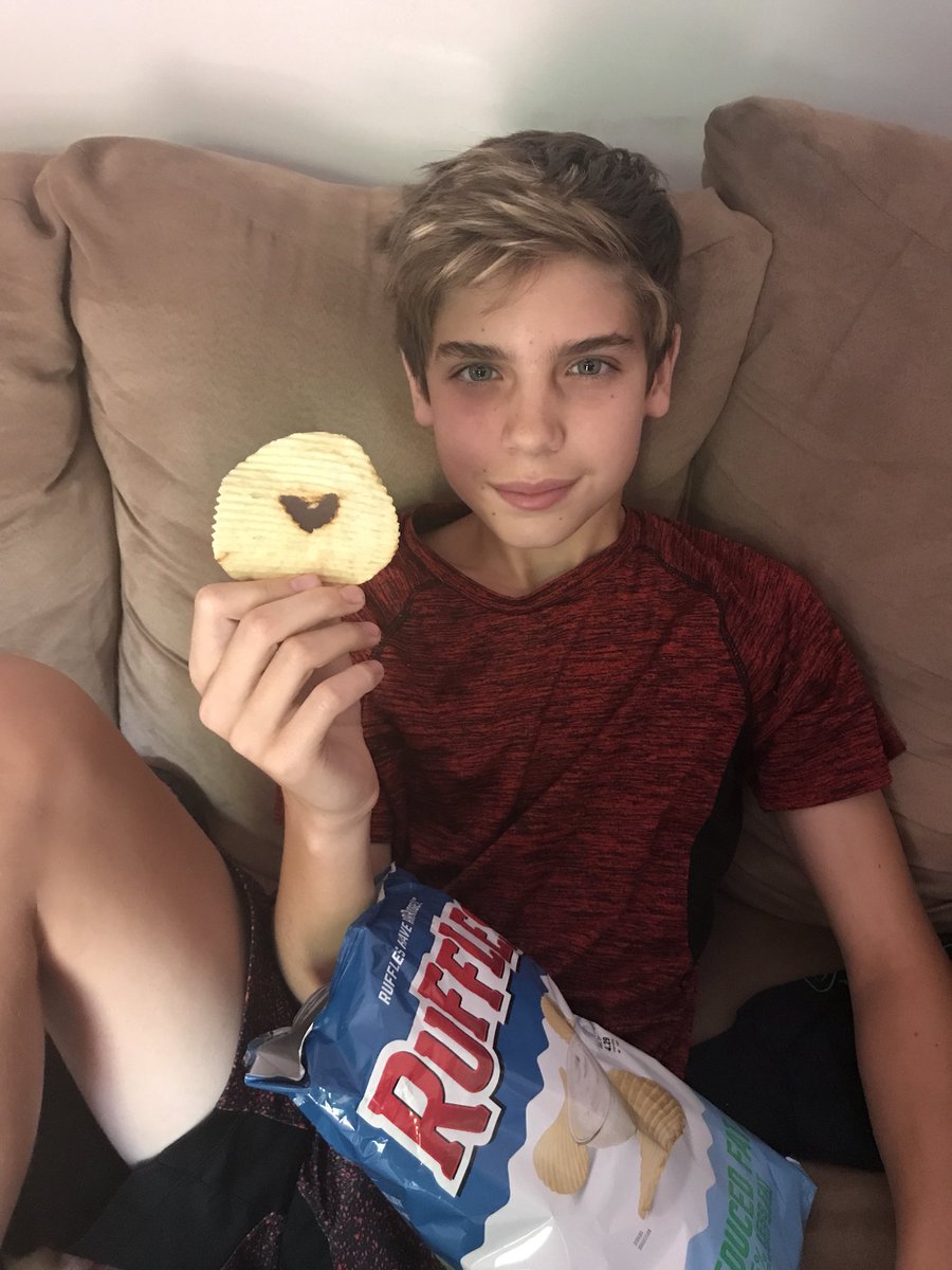 amanda_lebrun's tweet photo. Found us some love in a bag of Ruffles potato chips ❤️ #Rufflesarethebest @RUFFLES https://t.co/ML27QB2pOx