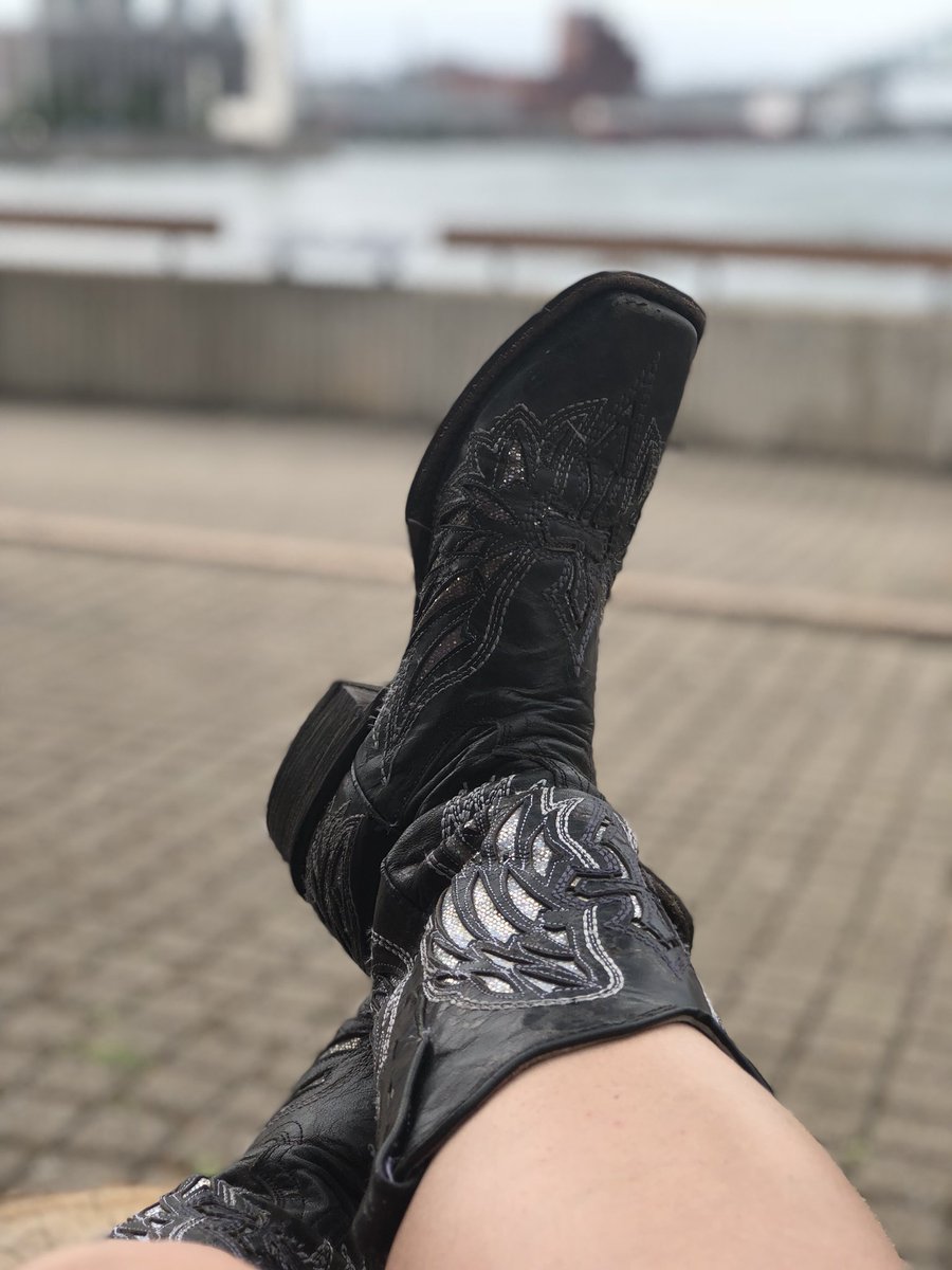 ElizabethGoreUS's tweet photo. Best boots @startupfest #Rolebreaker #Startupfest #montreal #Canada w/ @HelloAlice https://t.co/xxxbfy3o1K