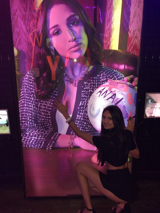 Can you tell how excited I was to see this?? 😂 You already know I had to take a picture with the beautiful<a href="/tag/newprofilepic"class="tags"><span>#newprofilepic</span></a>