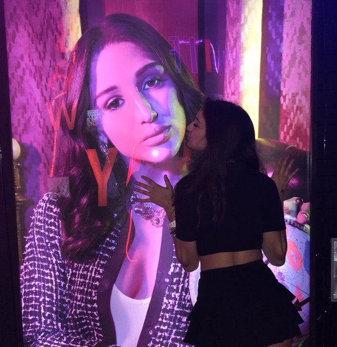 Can you tell how excited I was to see this?? 😂 You already know I had to take a picture with the beautiful<a href="/tag/newprofilepic"class="tags"><span>#newprofilepic</span></a>