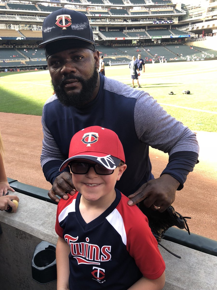 daalgrim's tweet photo. Eli With F. Rodney #twins https://t.co/EaJn64eXhM