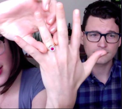 手を洗うayaka デトロイト コナー役ブライアンさんが配信の 5でおっしゃってた結婚指輪 ローズゴールドにプレイステーションブルーのラインが入ってます アメリアさんの婚約指輪 下のルビーの方 は ブライアンさんの高祖母のものなんだそうです