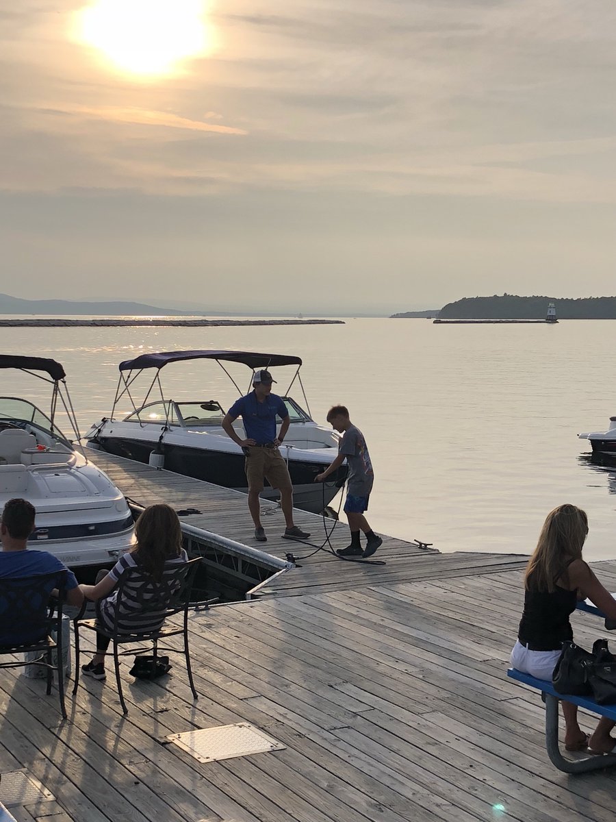 One of our dockmasters, Andrew, spent some time tonight teaching this young man how to throw rope and everyone cheered once he got it down!

#boathouse #burlingtonvt #customerserviceatitsfinest