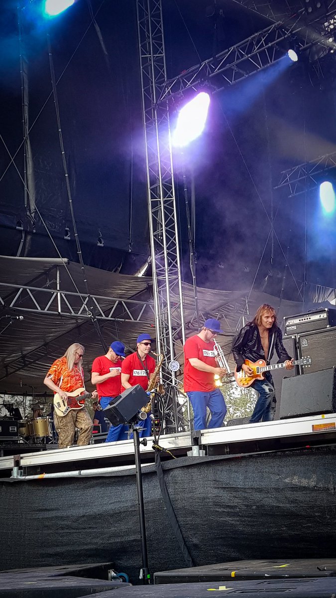 Viikarit oli tänään vauhdissa ja lopputuloksena oli kesän paras keikka tähän mennessä! Lavalla oli energiaa kuin pienessä kylässä ja näki kuinka bändi nautti olostaan. <a href="/CostiPopeda/">Costi Hautamäki</a> #oulu #suomipopfestivaali #popeda #naurualavantäydeltä