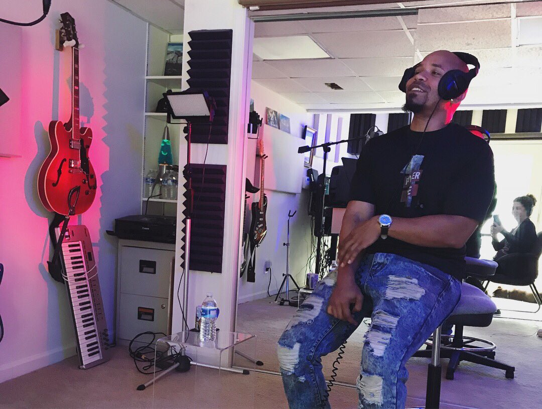 GaryEarlProd's tweet photo. Collabing with Chris Jones of @pmrnb — Great Music Made Here!
#musicproducer #vocalsession https://t.co/PXAknXFI9N