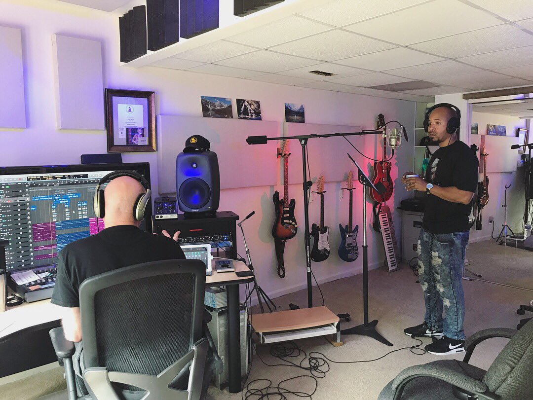 GaryEarlProd's tweet photo. Collabing with Chris Jones of @pmrnb — Great Music Made Here!
#musicproducer #vocalsession https://t.co/PXAknXFI9N