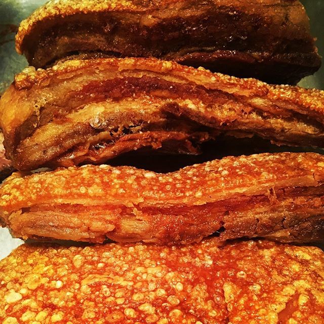 onceuponaTHAI's tweet photo. Late night snack #moogrob #crispyporkbelly #aroi #delicious #freerangepork https://t.co/BO2bxFxBPL https://t.co/EegwLZzH5D