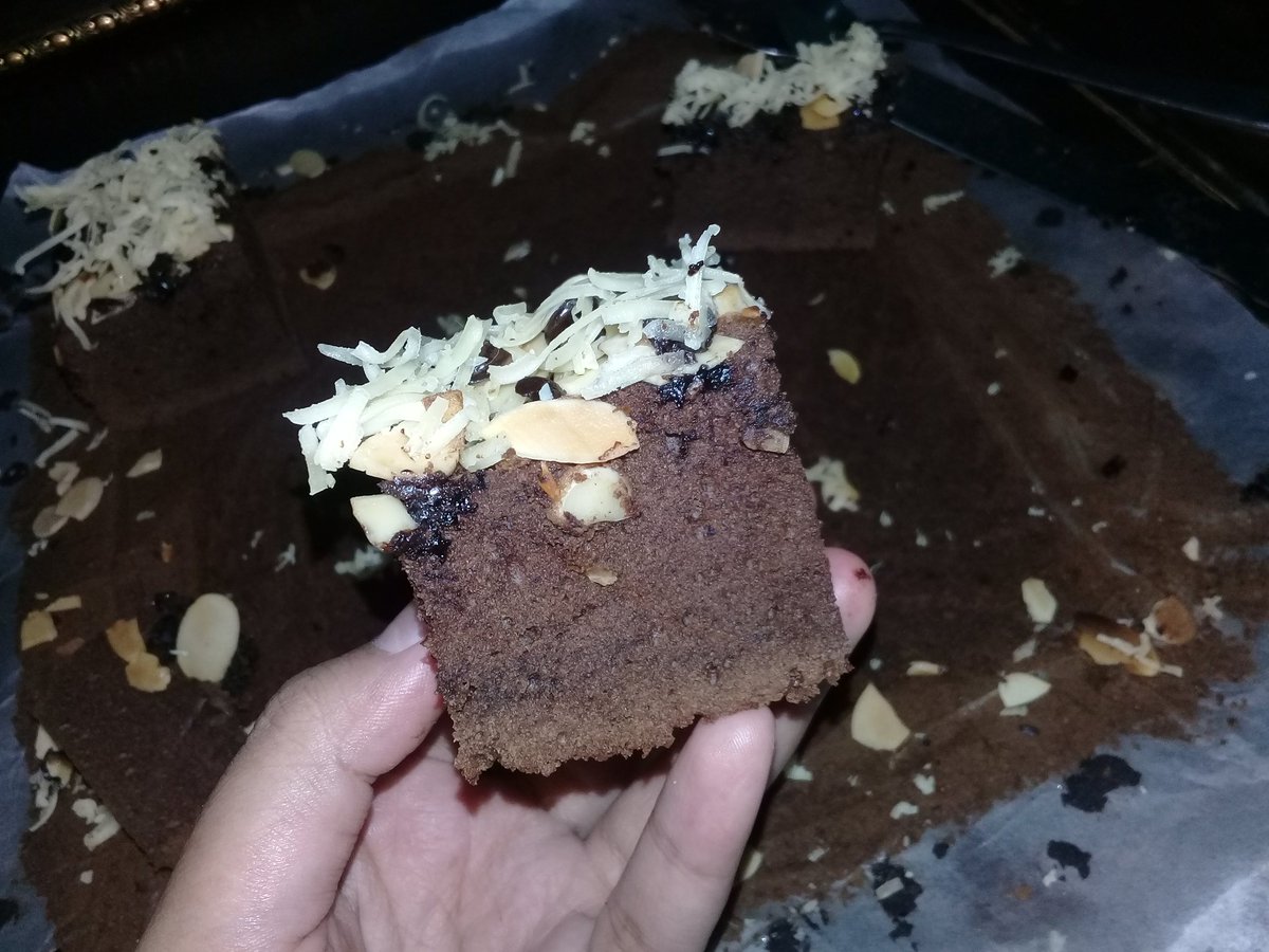ajeng14soe's tweet photo. Terlalu manis😐😥😥
Ada saatnya semua bisa jadi kenyataan walaupun ada sedikit yang harus disingkirkan🙂
#browniesmanis
#toppingkejualmondchochochip
😂😂😋😁 https://t.co/m1FmQGjU5b