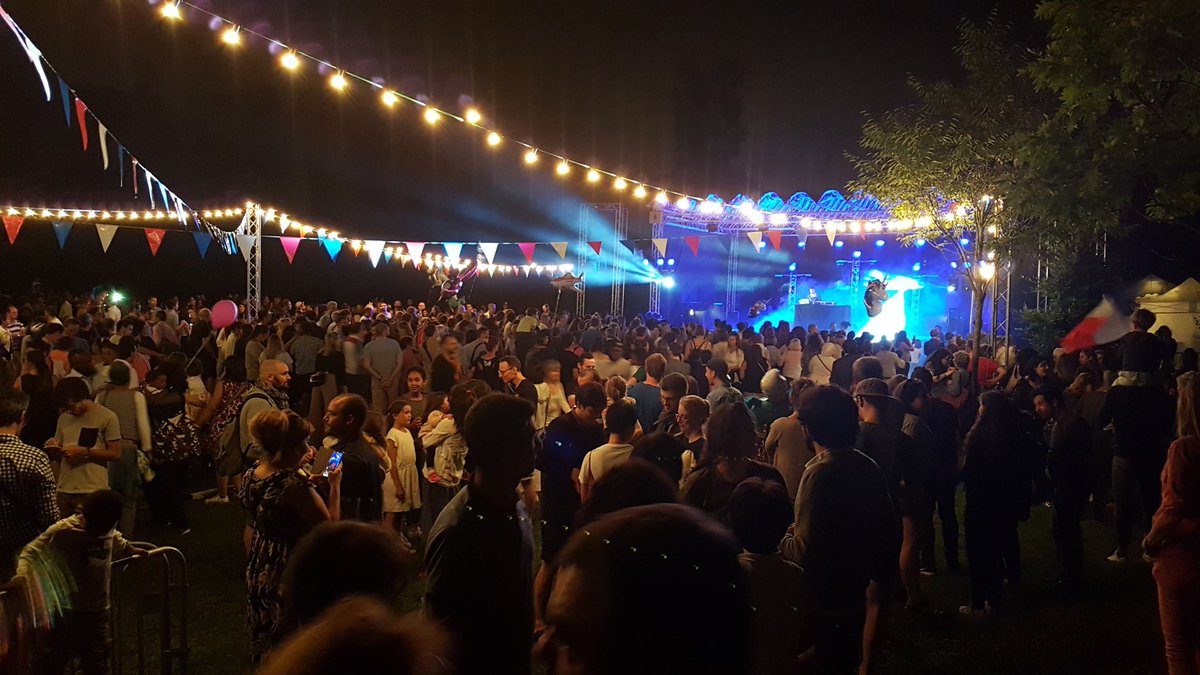 bgauducheau's tweet photo. Dans une ambiance festive et conviviale, vous avez été nombreux à venir célébrer la Fête nationale dans le #parcpic et admirer le feu d'artifice ! Bravo et merci à toutes et tous pour votre enthousiasme. Je vous souhaite un très beau #14Juillet @VilledeVanves https://t.co/Z0c4FG3fw4