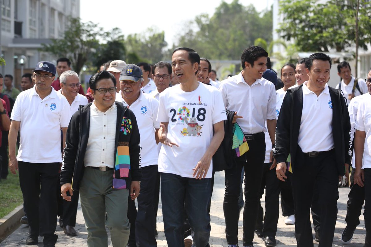 DPP_PKB's tweet photo. Presiden @jokowi bersama @cakimiNOW jalan santai sambil ngobrol ringan saat meninjau beberapa venue Asian Games 2018 di Palembang. #JokowiCakImin https://t.co/Va5Jk8tkFf