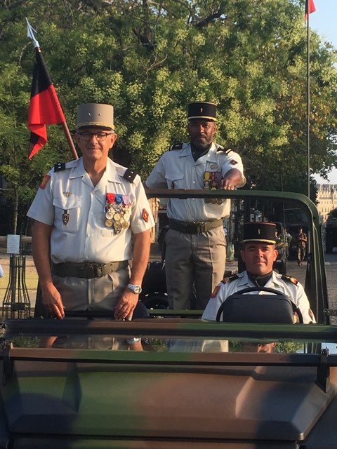 L'Ecole du génie sur les Champs Elysées : le détachement est prêt.