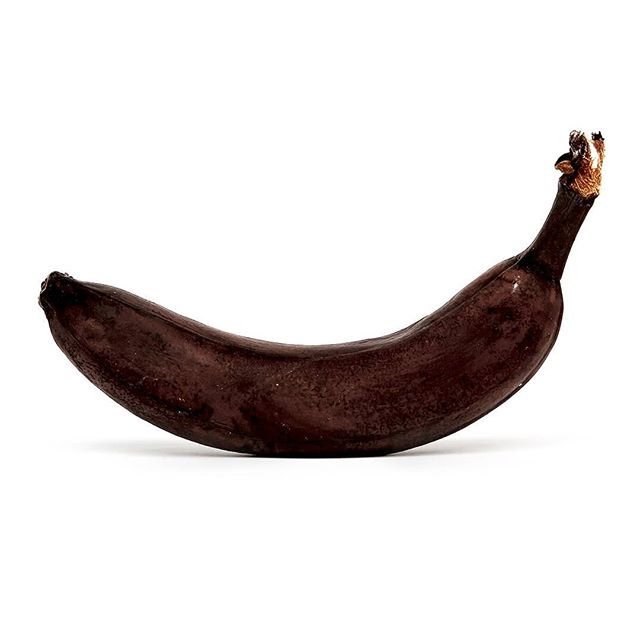 FAO's tweet photo. Ready for the bin? Actually, no! Under the black peel, you’ll likely find a ripe banana that is fine to eat! Peel before you throw! 

Let’s respect our food. #foodwaste #ZeroHunger https://t.co/7UjocWRX90
