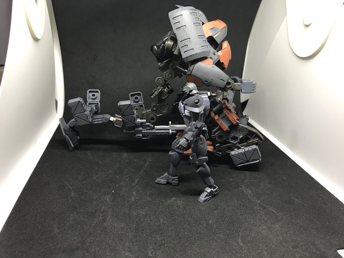 よこ 人型ヘキサギア ブラスメイル とガバナー 完成しました 人型であっても第三世代機に対抗出来るというエンジニア達の夢想のもと開発された機体というイメージです 以下設定が続きます 良ければ見ていってね٩ W و ヘキサギア T Co