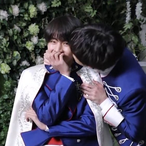 mp_sopa's tweet photo. ทุกอย่างมันชัดเจนนนนน 
#Vkook @BTS_twt #KCAMexico https://t.co/qs0Ls10GF9