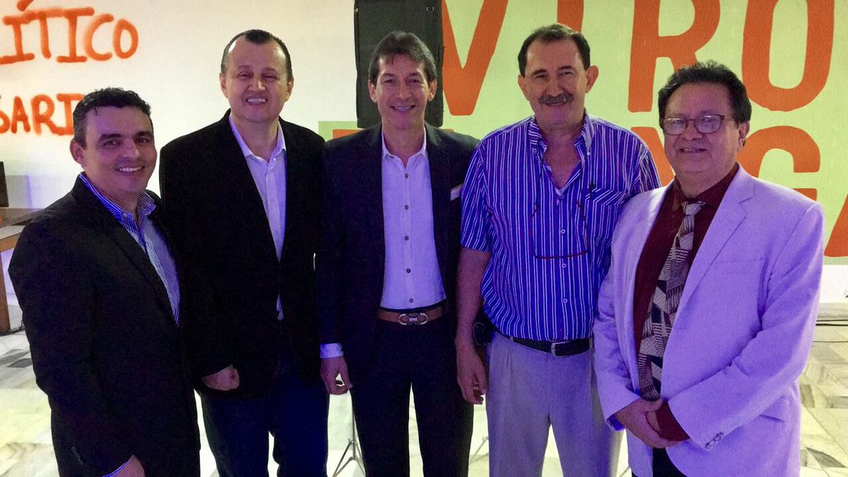 Cabermudez's tweet photo. #LaCultural25Años hoy conmemoración oficial, grato reencuentro con @DevinsonFonseca #VictorSuarez  Reinaldo Atuesta y @kikecancelado maestros de la Radio Cultural, amigos @florezjavier @AleSandovalSar https://t.co/PuZp5BFzaa