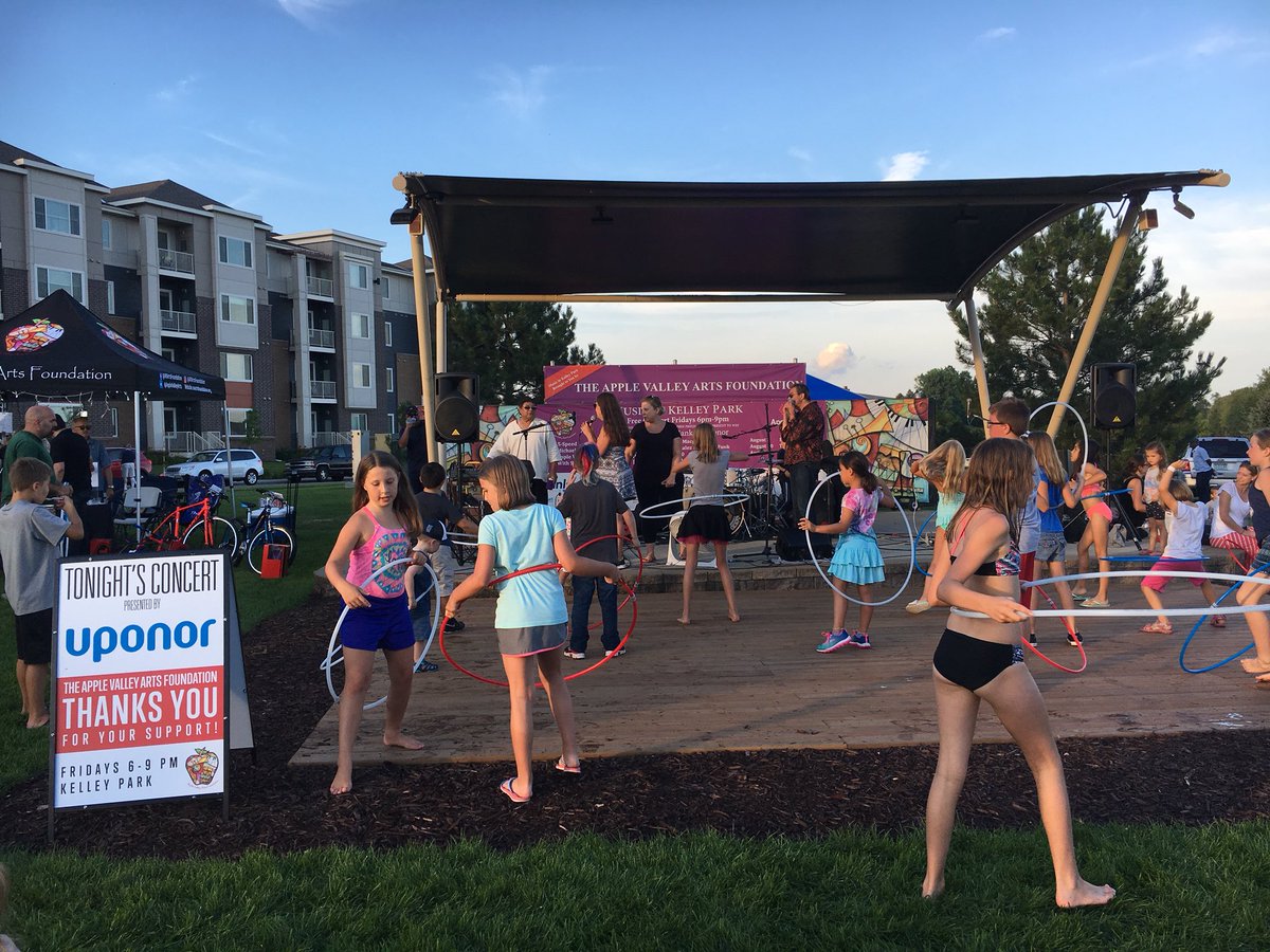 EMWoodward10's tweet photo. These kids make @uponor PEX hula-hooping look easy. Thank you @applevalleyarts and @mayormary8 for such a terrific event! https://t.co/744go5mkIg