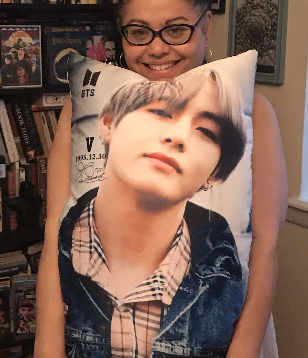 Voxyldy's tweet photo. HAVE YOU ALL SEEN MY NEW #TaeHasMySoulInHisPocket BODY PILLOW? 💜💕🐯 YEAH THATS PRETTY MUCH IT! Deuces... 🤘🏼@BTS_twt #kim #min #kim #jung #park #kim #jeon #backtoschoolnow https://t.co/NHqwirpEz8