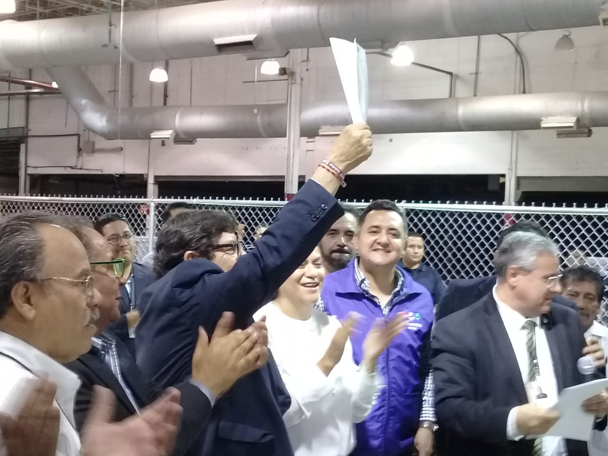 escalerakint's tweet photo. Entregan constancia de ganador a Javier González Mocken después de maratonica jornada electoral. Conteo final 177460 votos para el candidato de MORENA 176479 para el candidato independiente Armando Cabada para una diferencia de 981 votos @NotiYaElPaso https://t.co/vBZYM8hjGv