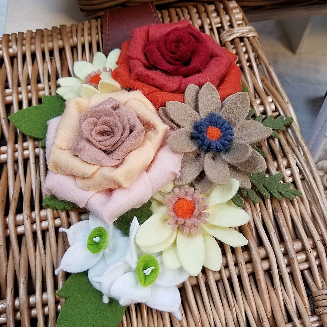 ট ইট র ユザワヤ 公式 フェルトで作る花モチーフ92 ｐｉｅｎｉｓｉｅｎｉさん著の本を参考にして作成しました 型紙 と丁寧な作り方が掲載されており フェルトは切りっぱなしで良いので 扱いが簡単 型紙に沿ってパーツを切ったら ボンドで接着したり