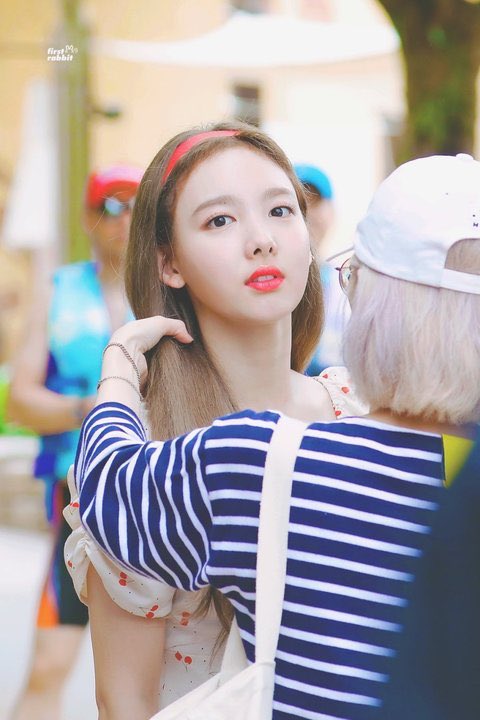 NAYEON_TH's tweet photo. [TRANS] Twice's Caribbean Bay pictures go viral!

- นายอนเอาผมขึ้นน่ารักมาก
- เมื่อวานคือตำนานㅠ เด็กๆสวยทุกคน
- ว้าว โมโมะ ซานะ สง่างามมาก
- นายอนสดใสมากๆ น่ารักมาก
- แชยองเหมาะกับผมหน้าม้า

©️pannchoa 
https://t.co/qDTn2LQybe https://t.co/0DoFmlDnws