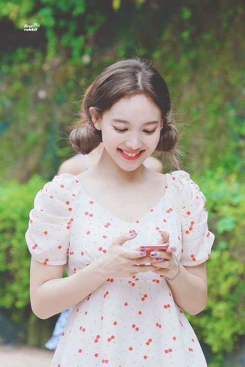 NAYEON_TH's tweet photo. [TRANS] Twice's Caribbean Bay pictures go viral!

- นายอนเอาผมขึ้นน่ารักมาก
- เมื่อวานคือตำนานㅠ เด็กๆสวยทุกคน
- ว้าว โมโมะ ซานะ สง่างามมาก
- นายอนสดใสมากๆ น่ารักมาก
- แชยองเหมาะกับผมหน้าม้า

©️pannchoa 
https://t.co/qDTn2LQybe https://t.co/0DoFmlDnws