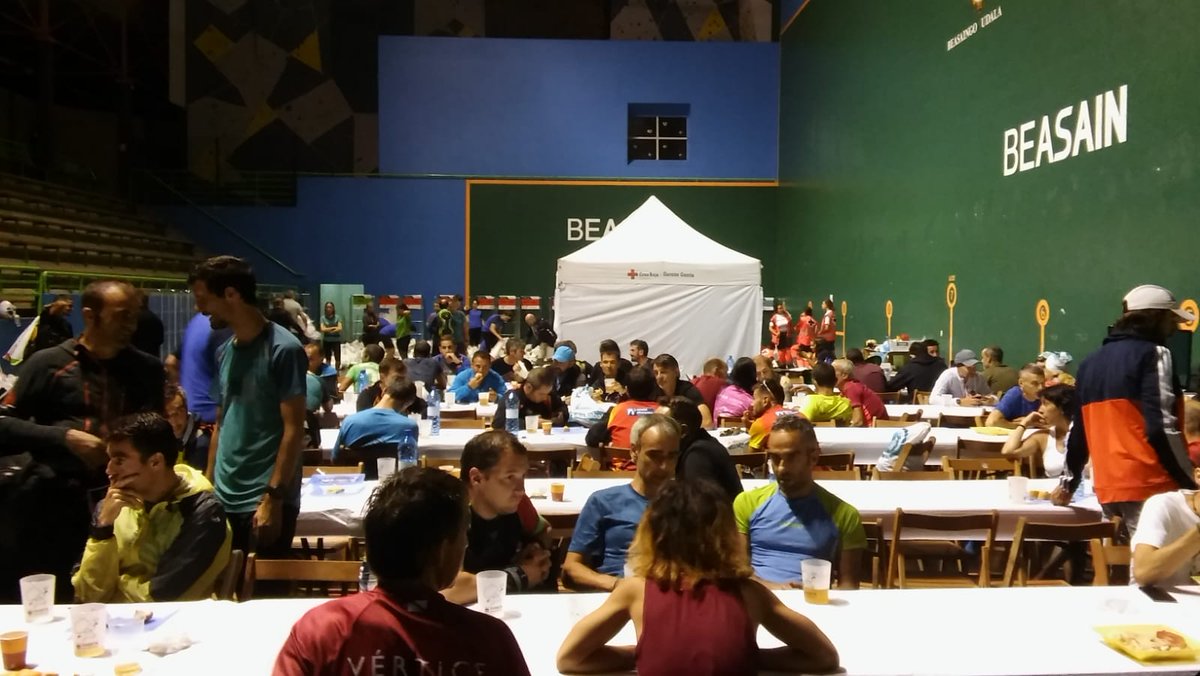 goierriHitza's tweet photo. #ehunmilak18 lasterketako lasterkariak Beasaingo Anzizar kiroldegira eraman dituzte pixkana, ehunmilak eta G2h bertan behera gelditu ondoren https://t.co/b6H6MgfNfI