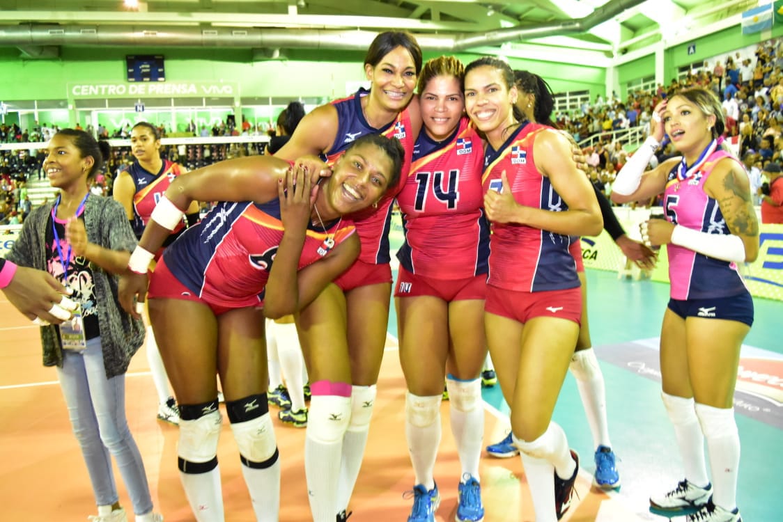 Viva_RD's tweet photo. Con una gran ovación finaliza el partido donde pasan a la gran final las mayores embajadoras de 🇩🇴 #LasReinasdelCaribe 🙌 Mañana se enfrentarán contra 🇺🇸 por la #CopaViva. No te pierdas la transmisión de los partidos por @Digital15HD #ViveApperisimo https://t.co/88fmbfIae6